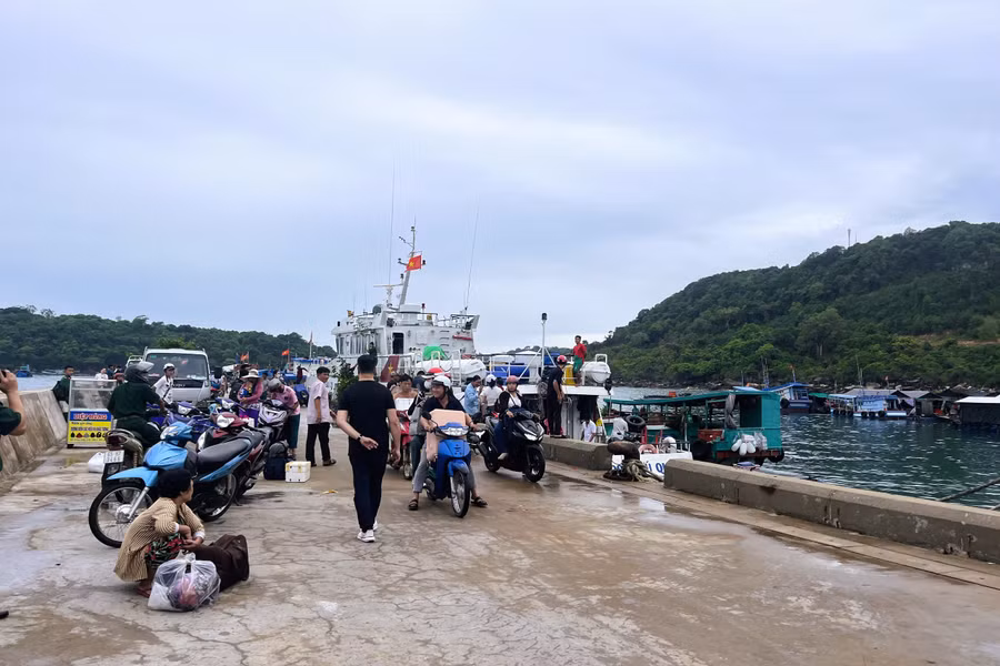 Tàu khách từ đặc khu Phú Quốc cập cảng Bãi Dong. ẢNH: MAI THANH HẢI