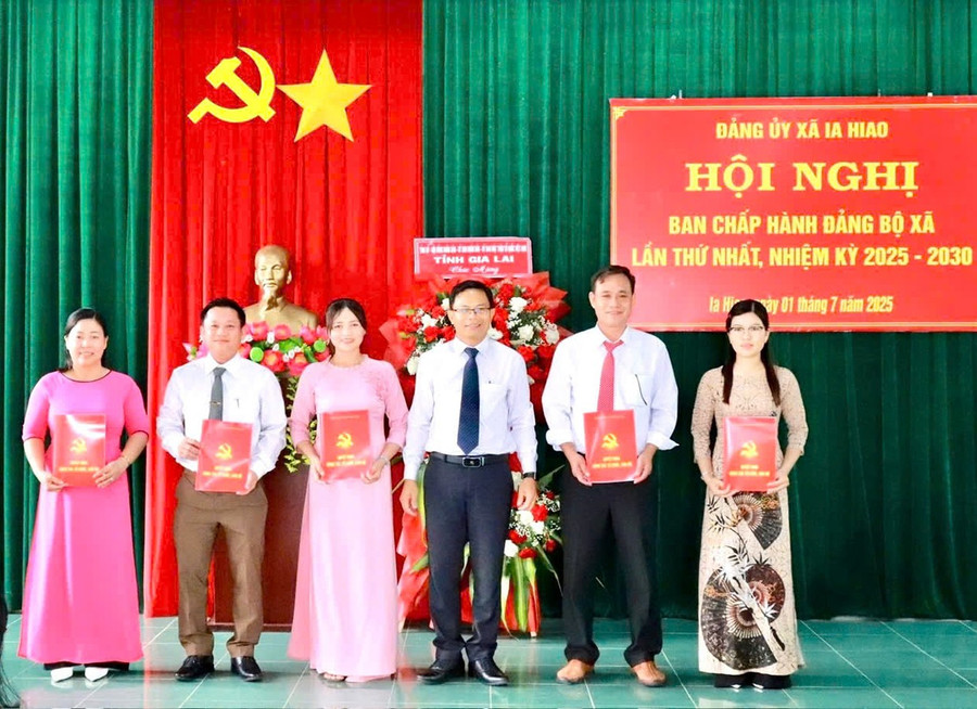 Bí thư Đảng ủy xã Ia Hiao Phạm Văn Phương (thứ tư từ trái sang) trao quyết định về việc tiếp nhận và bổ nhiệm cán bộ các cơ quan tham mưu giúp việc Đảng ủy xã. Ảnh: A.H pdung.jpg