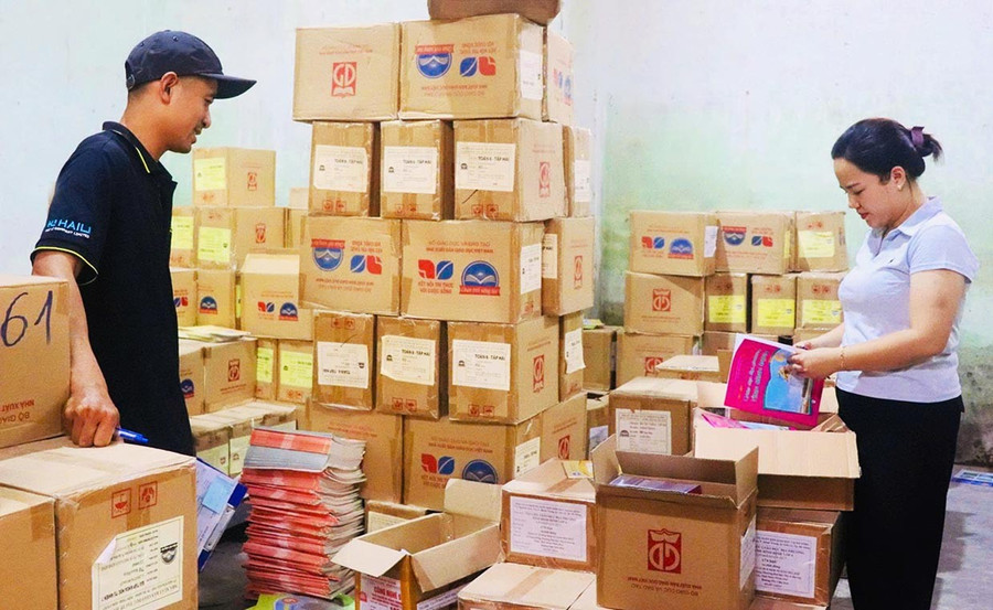 Nhân viên Công ty cổ phần Sách và Thiết bị Bình Định kiểm tra số lượng đầu sách giáo khoa nhập về nhằm cung ứng cho thị trường. Ảnh: Hồ Điểm lay-1-chot.jpg