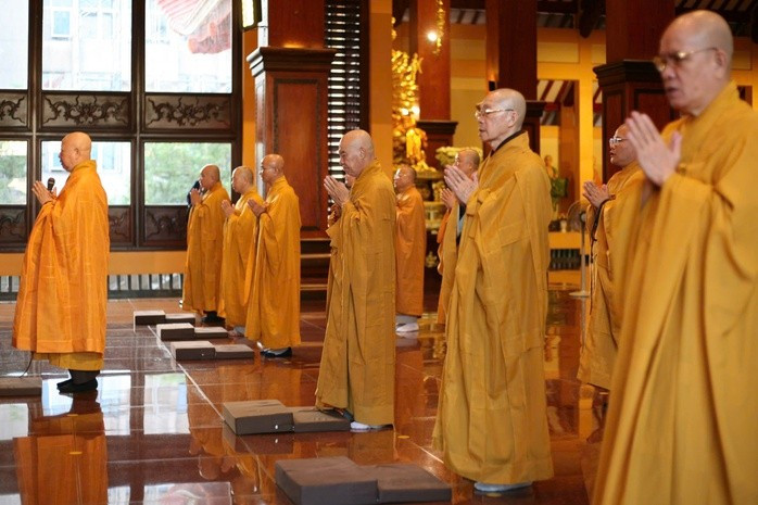 Hoà thượng Thích Lệ Trang cùng các hòa thượng trang trọng cử hành các nghi thức lễ Phật Hoà thượng Thích Lệ Trang cùng các hòa thượng trang trọng cử hành các nghi thức lễ Phật