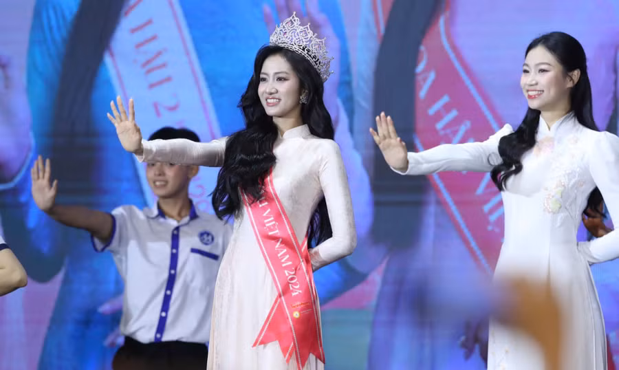 Tại buổi giao lưu, Hoa hậu Hà Trúc Linh gửi lời cảm ơn chân thành đến tập thể lớp. Tân Hoa hậu Việt Nam nói các bạn luôn giúp đỡ cô suốt thời gian qua. "Nếu không có sự hỗ trợ của các bạn, tôi không thể có được thành công như ngày hôm nay. Tôi xin gửi lời cảm ơn đến toàn thể sinh viên UFM đã luôn đồng hành và ủng hộ. Hôm nay, UFM đã có một Hoa hậu Việt Nam", Trúc Linh nói.