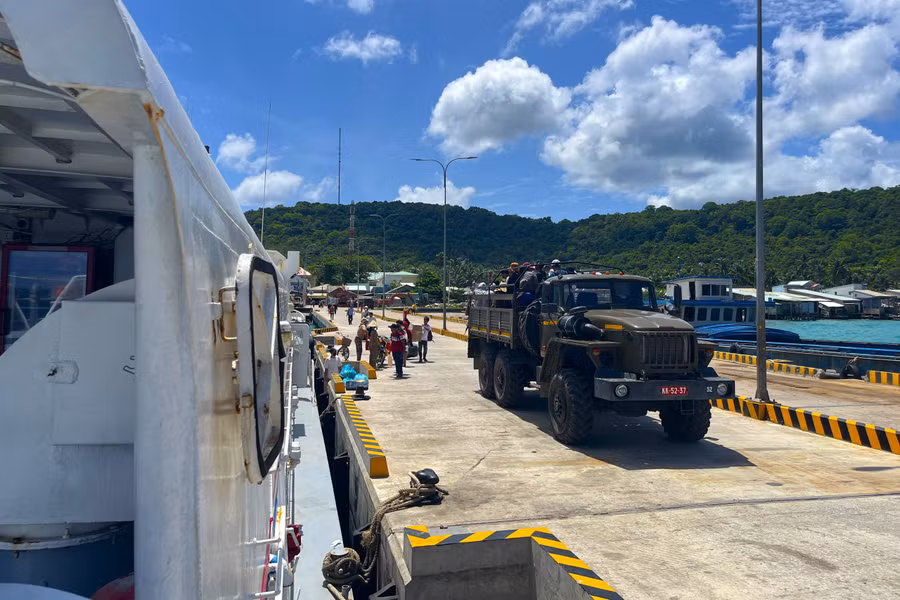 Xe kéo pháo của Trung đoàn 152, Quân khu 9 đưa khách ra cảng Bãi Ngự đi tàu về đất liền. ẢNH: MAI THANH HẢI