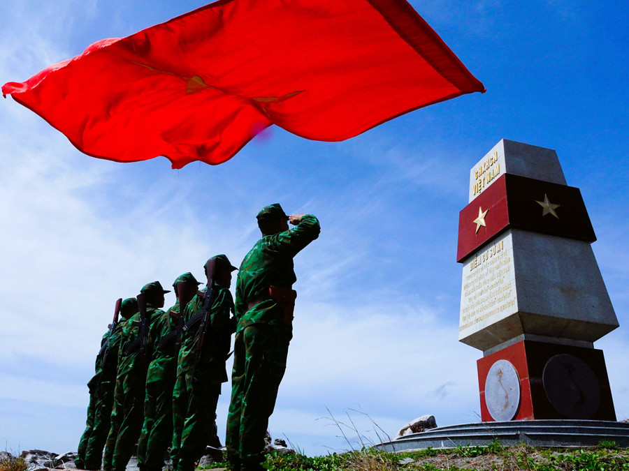 Bộ đội Đồn biên phòng Thổ Châu (Ban Chỉ huy Bộ đội biên phòng, Bộ Chỉ huy Quân sự tỉnh An Giang) chào mốc cơ sở A1 tính chiều rộng lãnh hải Việt Nam trên đảo Hòn Nhạn, đặc khu Thổ Châu. ẢNH: MAI THANH HẢI Bộ đội Đồn biên phòng Thổ Châu (Ban Chỉ huy Bộ đội biên phòng, Bộ Chỉ huy Quân sự tỉnh An Giang) chào mốc cơ sở A1 tính chiều rộng lãnh hải Việt Nam trên đảo Hòn Nhạn, đặc khu Thổ Châu. ẢNH: MAI THANH HẢI