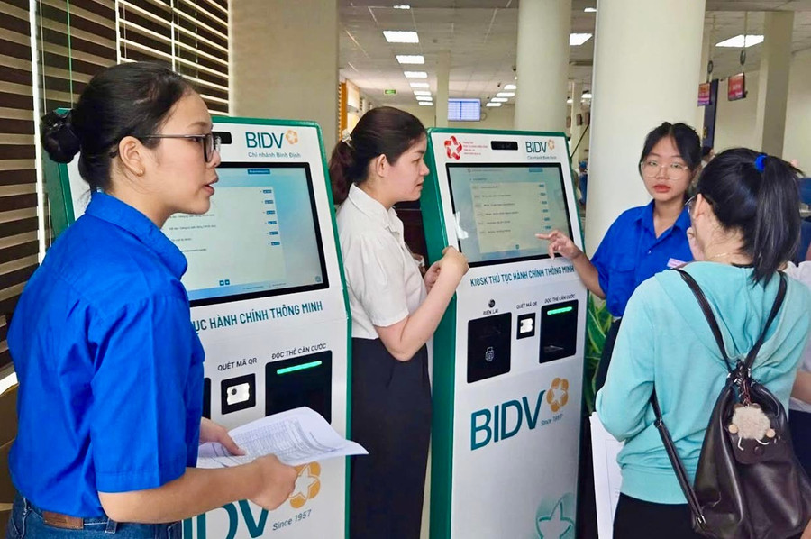 ĐVTN hỗ trợ người dân tại Trung tâm Phục vụ hành chính công tỉnh. Ảnh: D.L lay3.jpg