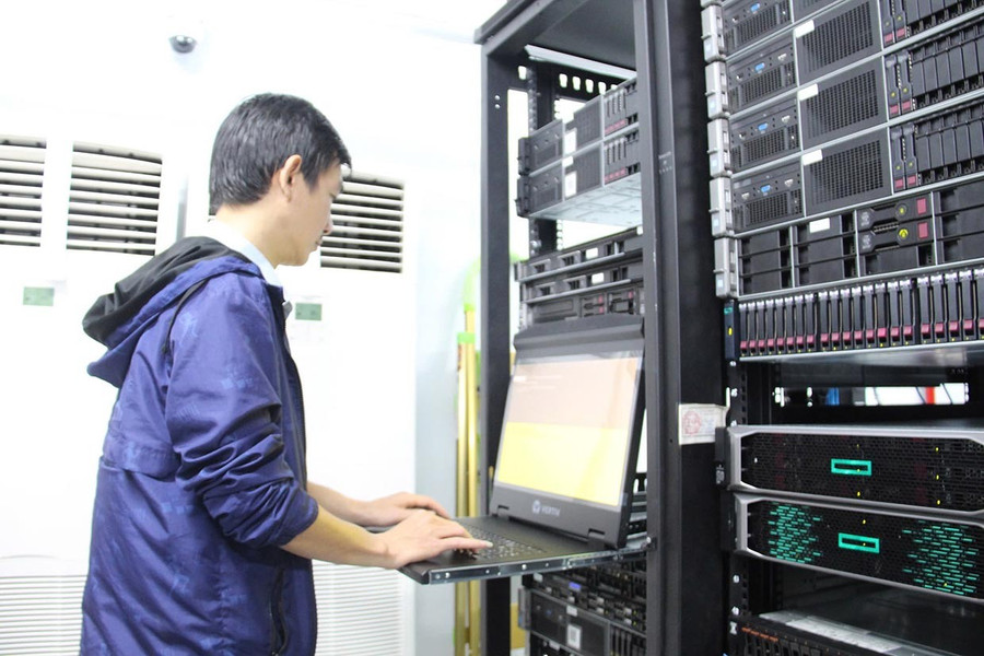 Kỹ sư Trung tâm Chuyển đổi số (Sở KH&CN) vận hành thiết bị hệ thống. Ảnh: T.L lay1.jpg