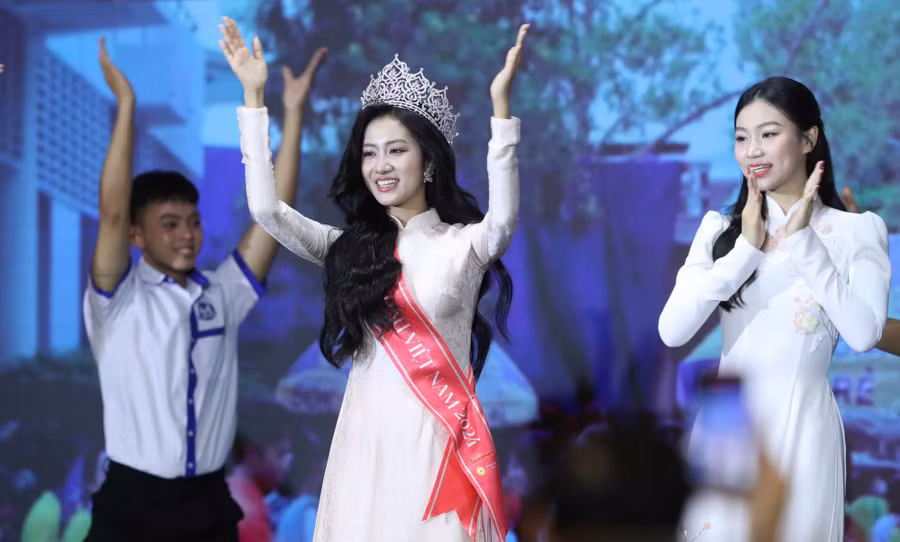 Ca khúc Tự hào UFM do nhạc sĩ Huy Trực sáng tác và phối khí nhân dịp kỷ niệm 40 năm ngày thành lập Trường Đại học Tài chính - Marketing. Ca khúc này được chọn làm ca khúc chính thức của trường.