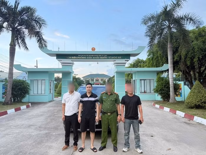 Đối tượng truy nã Lê Trọng Thắng (thứ hai từ trái sang) trở về Việt Nam đầu thú