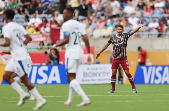 "Lão tướng" Thiago Silva chỉ đạo hàng thủ Fluminense chống trả mạnh mẽ "Lão tướng" Thiago Silva chỉ đạo hàng thủ Fluminense chống trả mạnh mẽ
