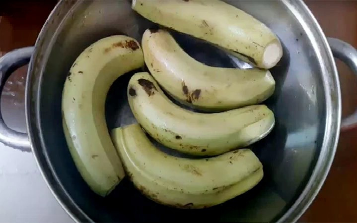 Chuối xanh luộc không chỉ là món ăn dân dã mà còn là "vị thuốc" tự nhiên hỗ trợ nhiều vấn đề sức khỏe. (Ảnh minh hoạ) chuoixanh.jpg