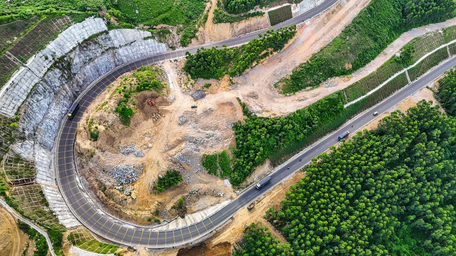 Những khúc cua qua đèo được uốn nắn trở nên mềm mại hơn. Những khúc cua qua đèo được uốn nắn trở nên mềm mại hơn.