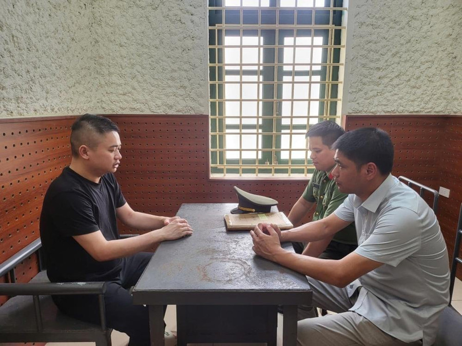 Cơ quan An ninh điều tra làm việc với Trần Tiến Đạt. Ảnh: Công an Hà Tĩnh Cơ quan An ninh điều tra làm việc với Trần Tiến Đạt. Ảnh: Công an Hà Tĩnh