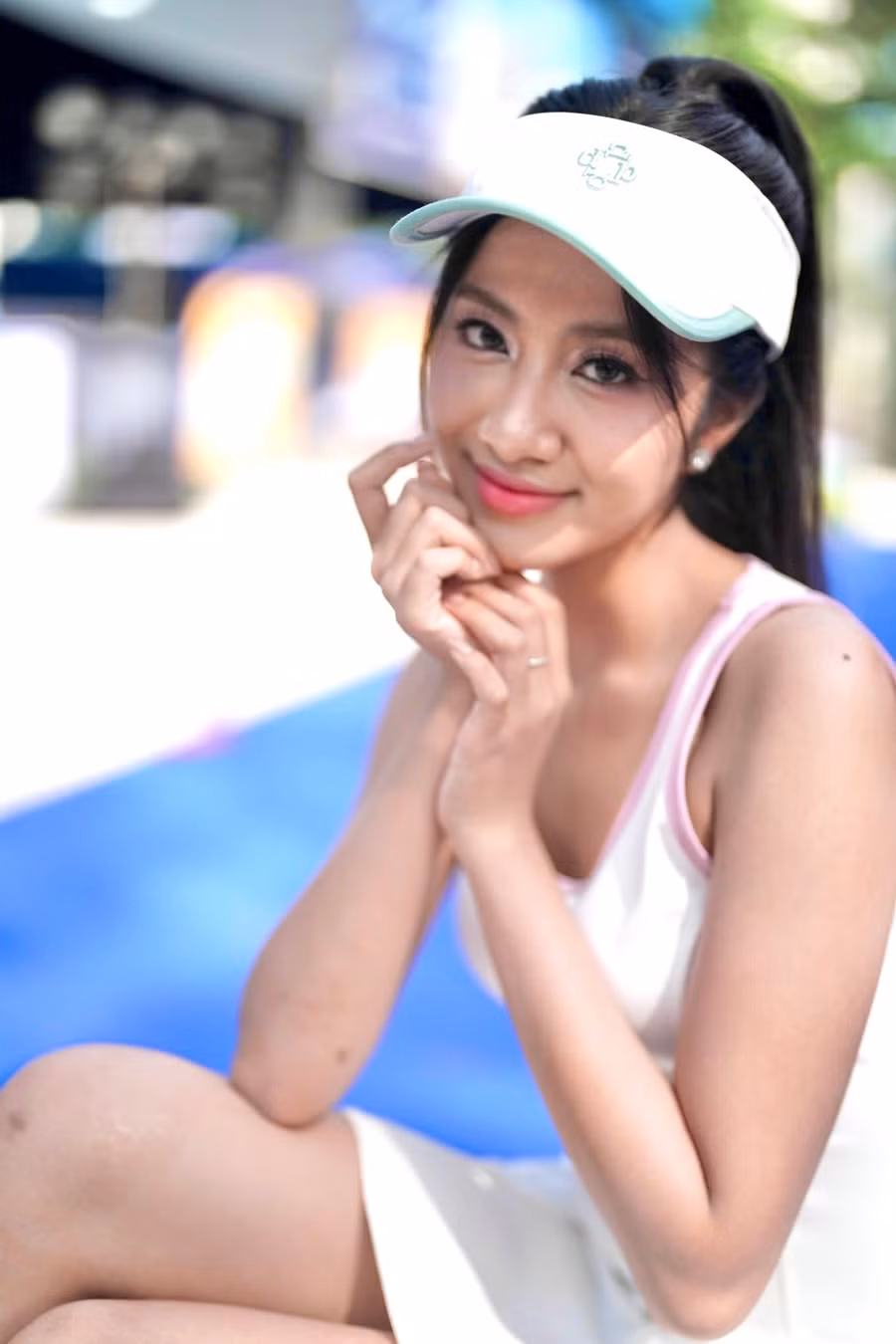 Cận sắc vóc của tân Hoa hậu Việt Nam trong trang phục thể thao, tạo dáng trên sân pickleball.