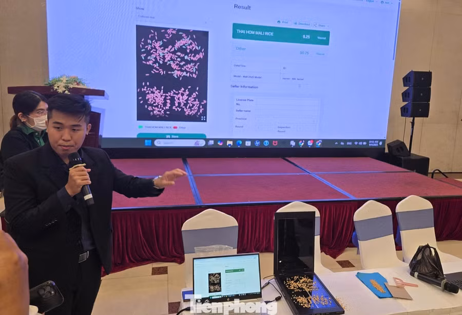 Đại diện đơn vị trình bày ứng dụng hệ thống AI kiểm tra giống lúa. Ảnh: CK.