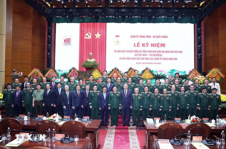 Tổng Bí thư Tô Lâm và các đại biểu. (Ảnh: Thống Nhất/ TTXVN) 4aa.jpg