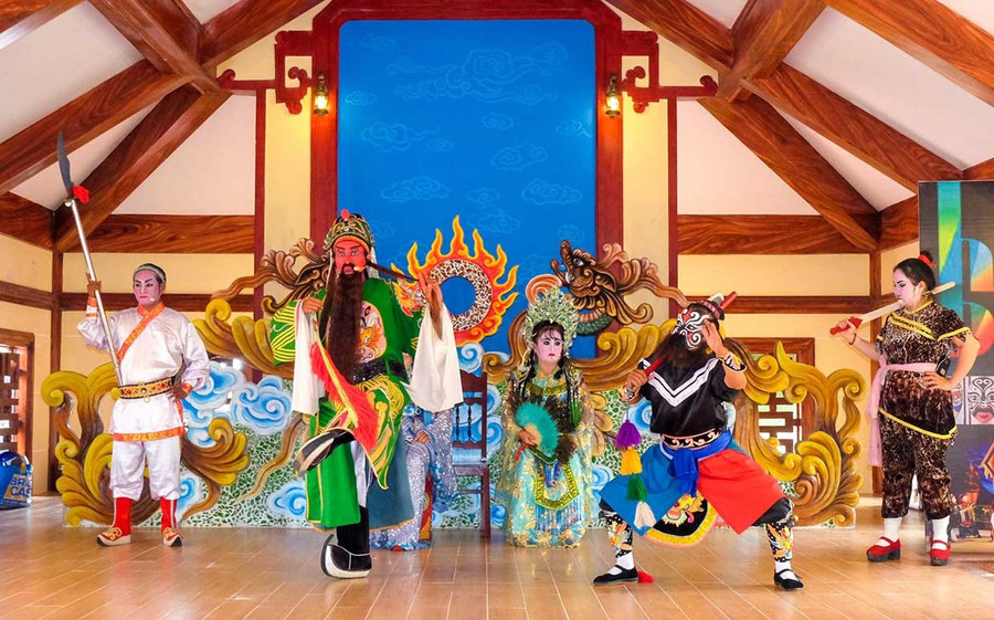 Artists perform excerpts from the opera Quan Cong and his second wife (The Ancient Citadel). Photo: Ngoc Nhuan bg6-1.jpg