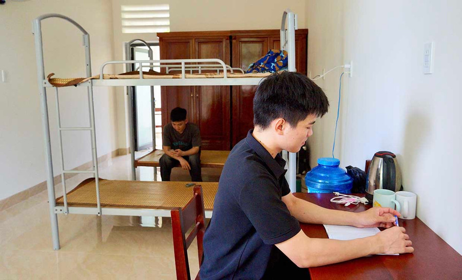 Hai học viên lớp sơ cấp nghề Hàn là bộ đội xuất ngũ chọn phòng ký túc xá chất lượng cao trong quá trình học tập tại trường. Ảnh: Nguyễn Muội bg7-1.jpg