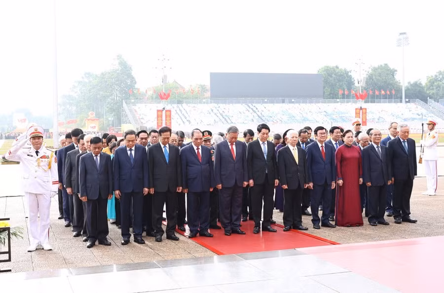 Các đồng chí lãnh đạo, nguyên lãnh đạo Đảng, Nhà nước đặt vòng hoa và vào Lăng viếng Chủ tịch Hồ Chí Minh, sáng 1-9. Ảnh: QUANG PHÚC