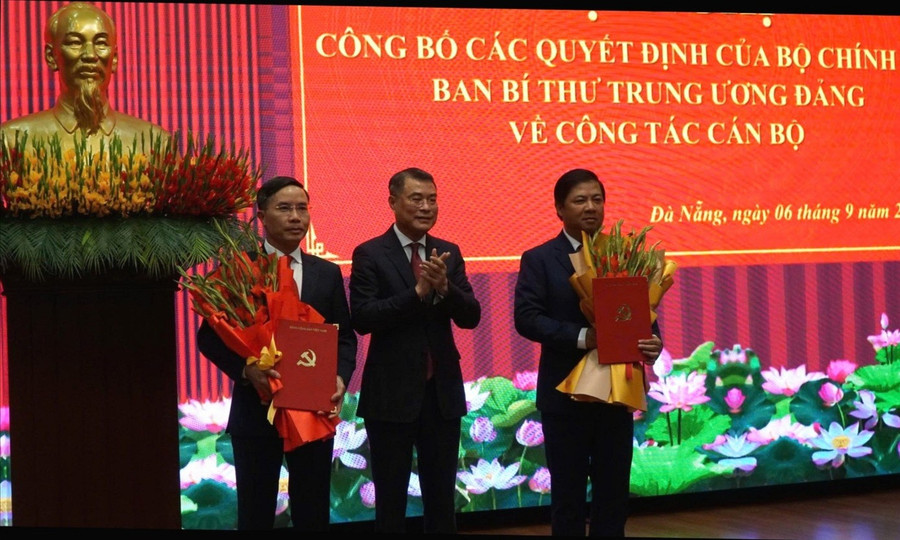 Ủy viên Bộ Chính trị, Bí thư Trung ương Đảng, Trưởng Ban Tổ chức Trung ương Lê Minh Hưng trao quyết định cho ông Lương Nguyễn Minh Triết (phải) và ông Phạm Đức Ấn (trái). luong-minh-triet.jpg