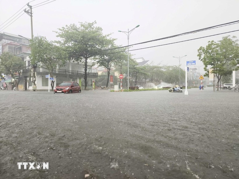 Hoàn lưu bão gây mưa dông, lốc và gió giật mạnh trên nhiều khu vực ở Bắc Bộ. (Ảnh: Xuân Tư/TTXVN) hoan-luu-bao.jpg