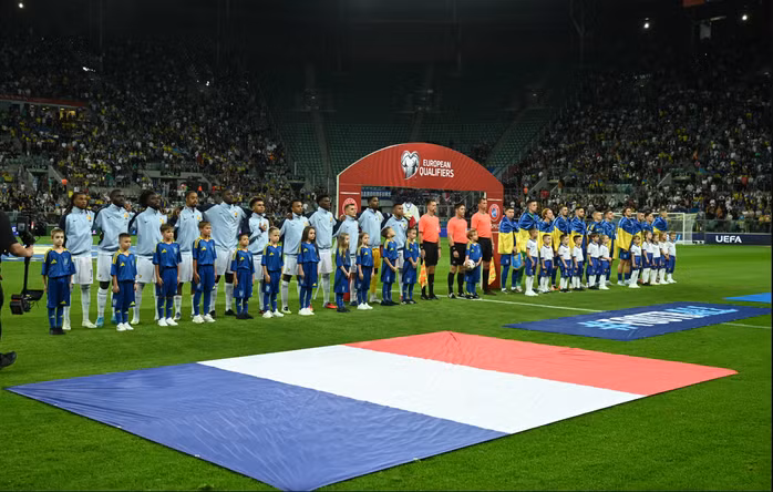 Hai đội gặp nhau trên sân trung lập tại Ba Lan