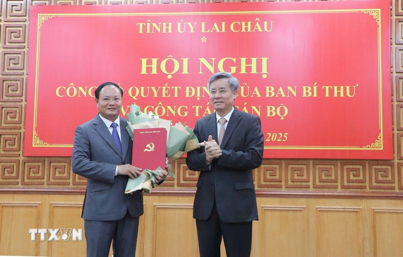 Ủy viên Trung ương Đảng, Phó Trưởng Ban Tổ chức Trung ương Nguyễn Quang Dương trao quyết định cho ông Lê Minh Ngân. (Ảnh: Nguyễn Oanh/TTXVN) ong-le-minh-ngan.jpg