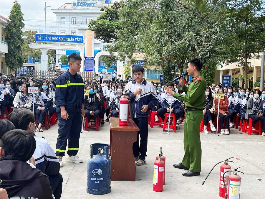 Lực lượng Cảnh sát phòng cháy chữa cháy hướng dẫn học sinh Trường THPT số 2 Phan Bội Châu (phường Diên Hồng) tính năng và cách sử dụng bình chữa cháy xách tay. Ảnh: ĐVCC them8-1.jpg