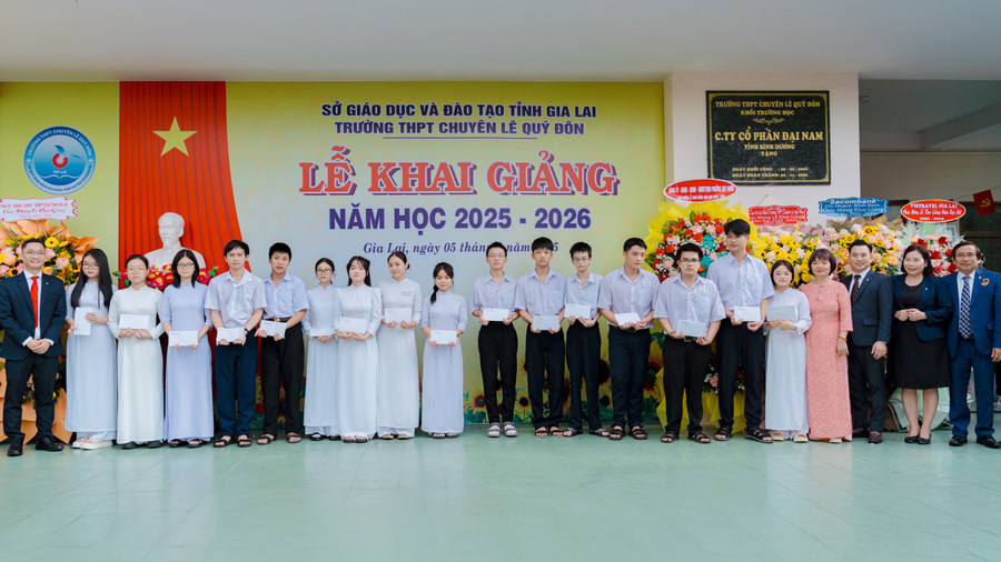 Các em học sinh nhận học bổng từ Hanwha Life Việt Nam. hinh-2.jpg