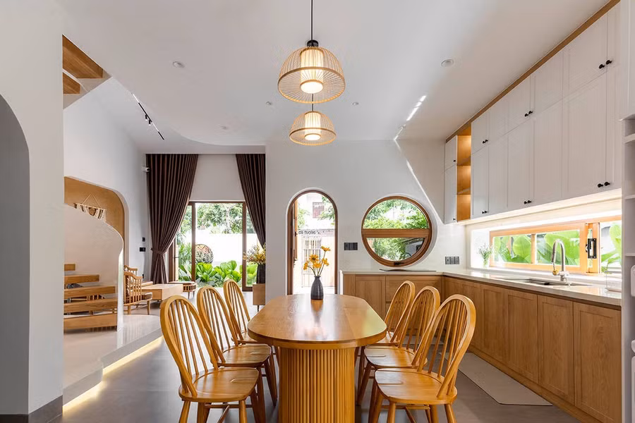 Nhà nổi bật với tông màu trắng đan xen màu gỗ