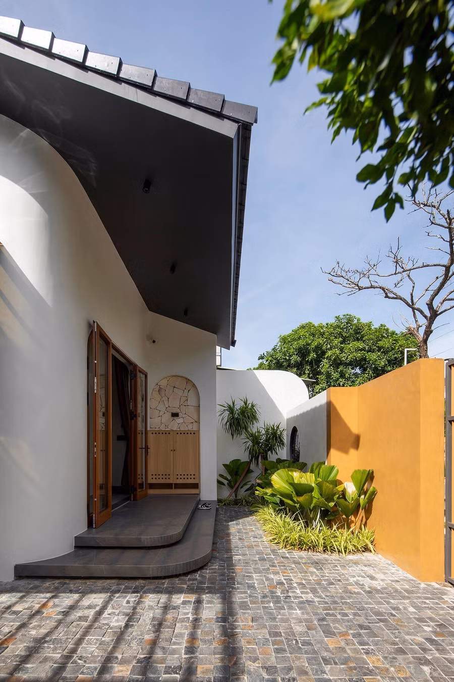 Sân trước ngôi nhà đủ chỗ để xe và sinh hoạt ngoài trời