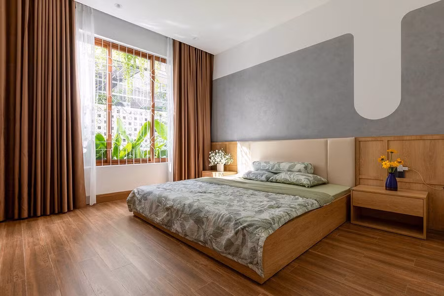 Phòng ngủ chính hướng ra mảnh vườn phía sau.