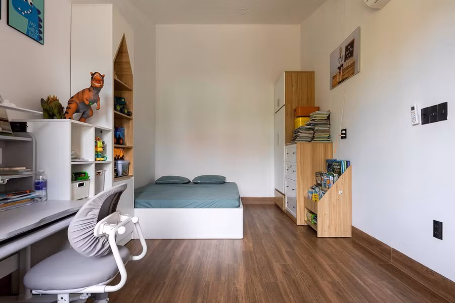 Phòng có cửa sổ lớn để đón nắng tự, gió tự nhiên