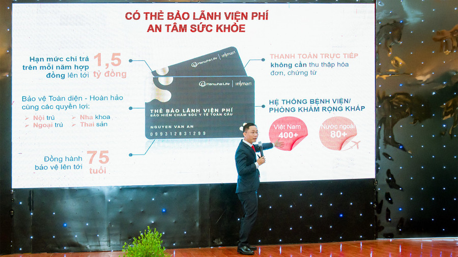Đội ngũ kinh doanh Hanwha Life Việt Nam giới thiệu những giải pháp bảo hiểm thiết thực cho khách hàng tại sự kiện ra mắt sản phẩm mới. hinh-3.jpg