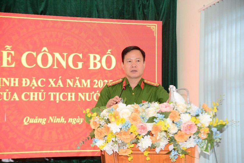 Đại tá Lê Hồng Vân, Phó Giám đốc Công an tỉnh Quảng Ninh phát động phong trào thi đua lao động, cải tạo tốt trong toàn bộ phạm nhân hiện đang chấp hành án tại Trại tạm giam. (Ảnh: Thanh Vân/TTXVN) dac-xa-dip-quoc-khanh.jpg