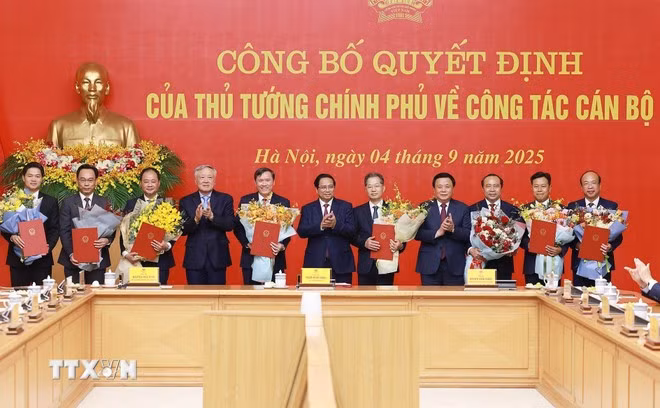 Thủ tướng Phạm Minh Chính trao quyết định tiếp nhận, bổ nhiệm lãnh đạo một số bộ, cơ quan. (Ảnh: Dương Giang/TTXVN)