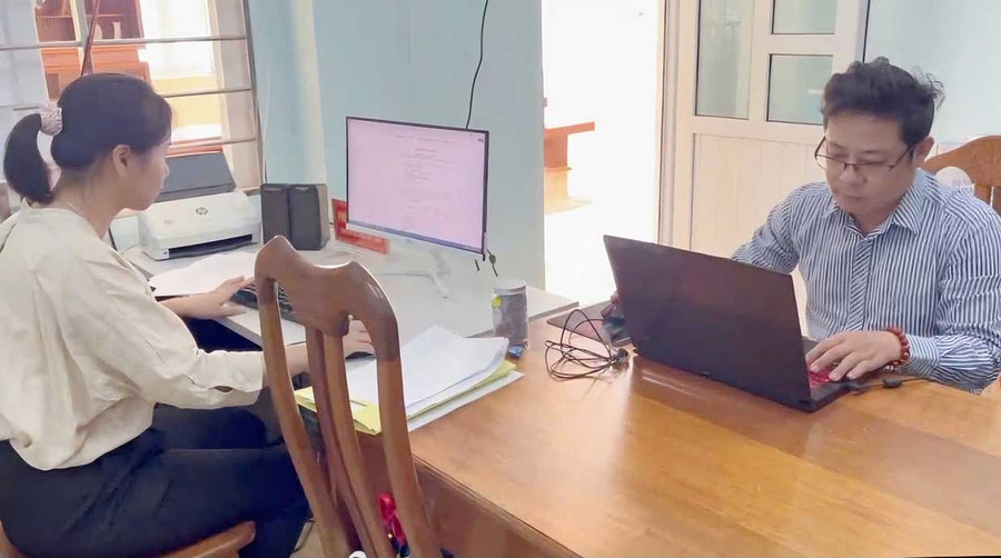 Anh Vương Hải, giảng viên Trường Cao đẳng Kỹ thuật Công nghệ Quy Nhơn hướng dẫn, hỗ trợ công chức, viên chức UBND xã Krong thao tác chữ ký số. Ảnh: NVCC bg6-1.jpg