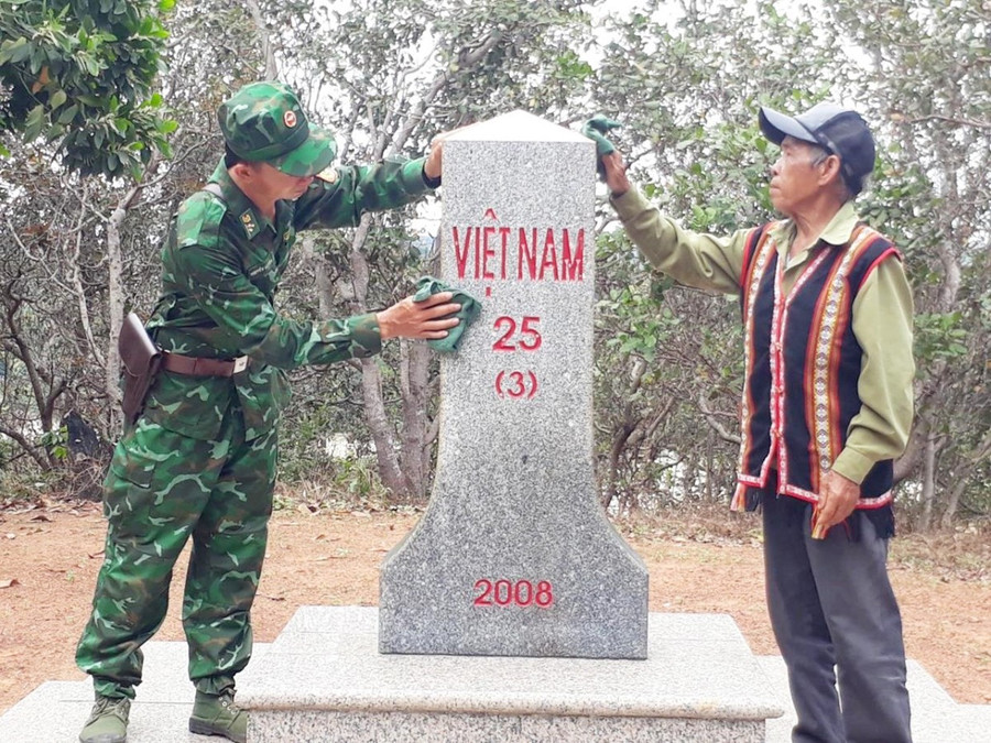Mr. Ksor Bong joined officers of Ia O Border Guard Station to patrol and protect landmark 25 (3). Photo: DVCC 5-1.jpg