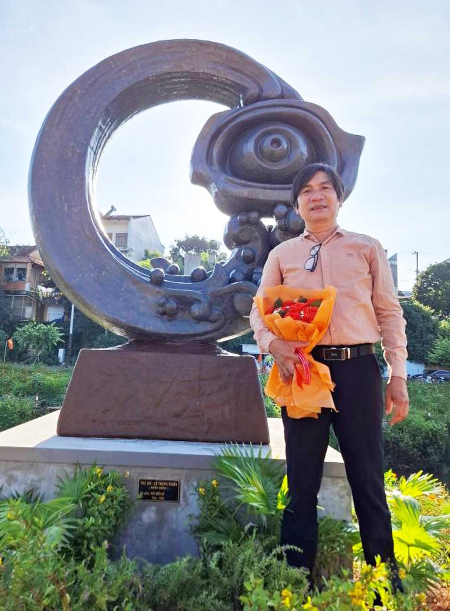 Nhà điêu khắc Lê Trọng Nghĩa bên tác phẩm Mắt biển hồ tại Trại điêu khắc “Đất và Người Gia Lai” lần thứ nhất. Ảnh: NVCC bg11-2.jpg