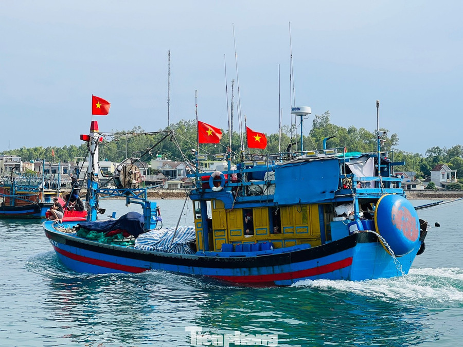 Tàu cá ngư dân Quảng Ngãi vươn khơi, bám biển. 1tau-ca.jpg