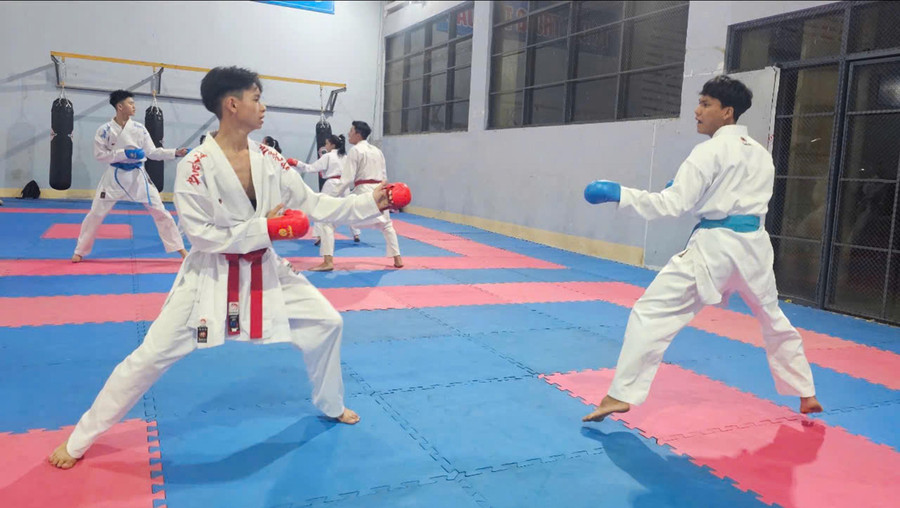 Các VĐV đội tuyển karate Trung tâm Huấn luyện và Thi đấu thể thao Pleiku tích cực tập luyện. Ảnh: R’Ô Hok bg1.jpg