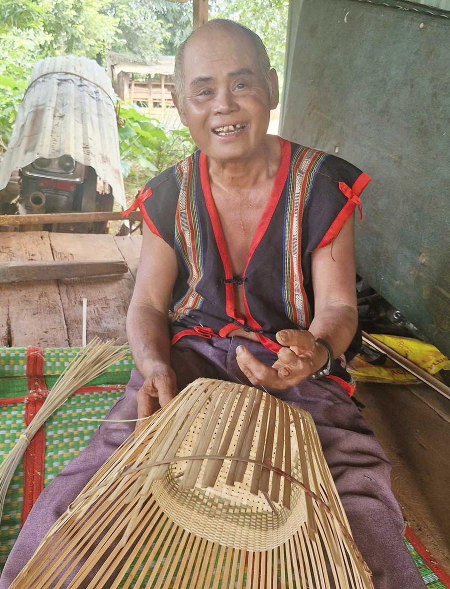 Già làng Puih Hin mặc dù mang di chứng căn bệnh phong nhưng vẫn tích cực sản xuất. Ảnh: V.H 2them.jpg