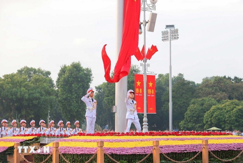 Quốc kỳ được kéo lên trên Quảng trường Ba Đình. (Ảnh: Hoàng Hiếu/TTXVN) hang-nghin-nguoi-dan-tham-du.jpg