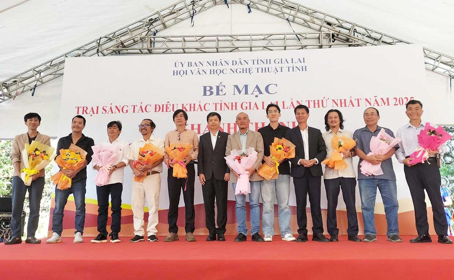 Nhà điêu khắc Lê Trọng Nghĩa (thứ 5 từ trái sang) cùng các nghệ sĩ điêu khắc tại buổi bế mạc Trại điêu khắc “Đất và Người Gia Lai” lần thứ nhất. Ảnh: Vân Phi bg11-1.jpg