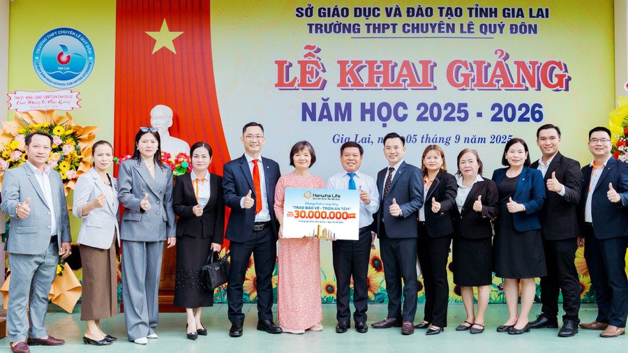Đại diện Hanwha Life Việt Nam trao bảng tượng trưng cho đại diện trường THPT Chuyên Lê Quý Đôn. hinh-1.jpg
