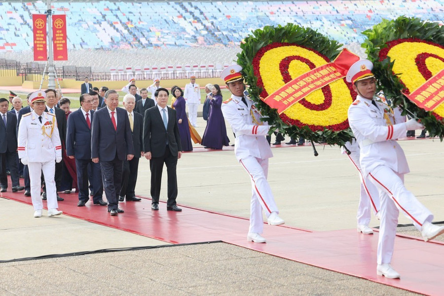 Các đồng chí lãnh đạo, nguyên lãnh đạo Đảng, Nhà nước đặt vòng hoa và vào Lăng viếng Chủ tịch Hồ Chí Minh, sáng 1-9. Ảnh: QUANG PHÚC Các đồng chí lãnh đạo, nguyên lãnh đạo Đảng, Nhà nước đặt vòng hoa và vào Lăng viếng Chủ tịch Hồ Chí Minh, sáng 1-9. Ảnh: QUANG PHÚC