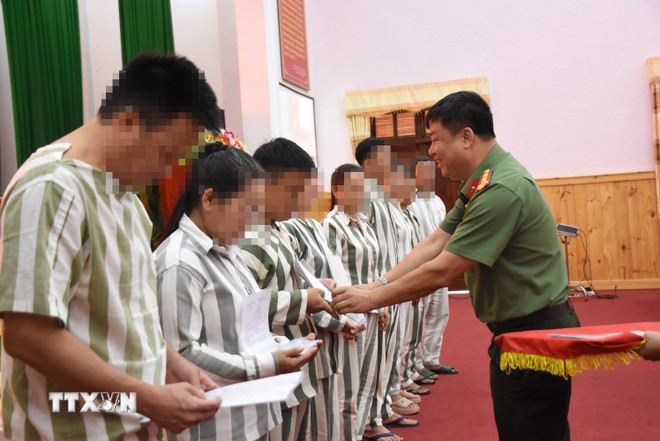 Các phạm nhân tại Trại giam Xuân Lộc (Đồng Nai) nhận quyết định đặc xá. (Ảnh: Lê Xuân/TTXVN) Các phạm nhân tại Trại giam Xuân Lộc (Đồng Nai) nhận quyết định đặc xá. (Ảnh: Lê Xuân/TTXVN)