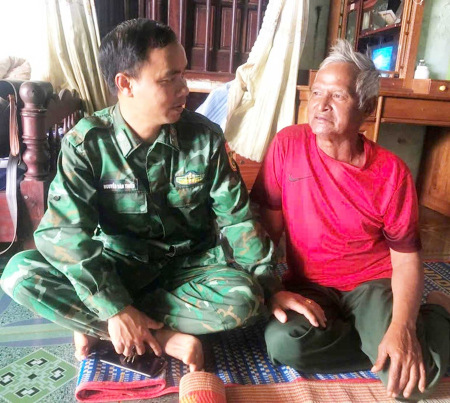Mr. Siu Deo talks with soldiers of the Le Thanh International Border Gate Border Guard Station. Photo: P.D 5-2.jpg