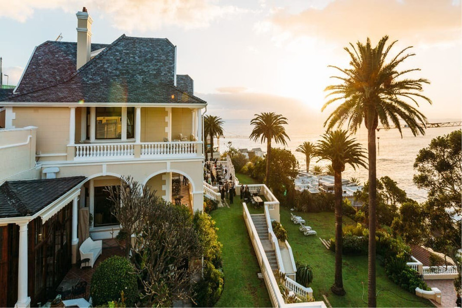 Biệt thự thời Edward bên vách đá này là khách sạn sang trọng nhất Cape Town. Ellerman House lộng lẫy, kín đáo, là nơi lưu giữ bộ sưu tập nghệ thuật Nam Phi phong phú và một trong những hầm rượu vang đồ sộ nhất thành phố, mang đến trải nghiệm độc đáo chưa từng có tại thành phố này. ẢNH: Ellerman House Biệt thự thời Edward bên vách đá này là khách sạn sang trọng nhất Cape Town. Ellerman House lộng lẫy, kín đáo, là nơi lưu giữ bộ sưu tập nghệ thuật Nam Phi phong phú và một trong những hầm rượu vang đồ sộ nhất thành phố, mang đến trải nghiệm độc đáo chưa từng có tại thành phố này. ẢNH: Ellerman House