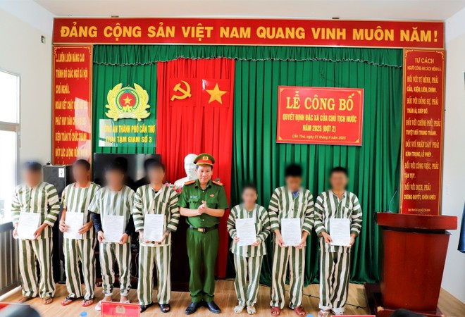 Công an thành phố Cần Thơ trao Quyết định đặc xá cho các phạm nhân đủ điều kiện. (Ảnh: TTXVN phát) Công an thành phố Cần Thơ trao Quyết định đặc xá cho các phạm nhân đủ điều kiện. (Ảnh: TTXVN phát)