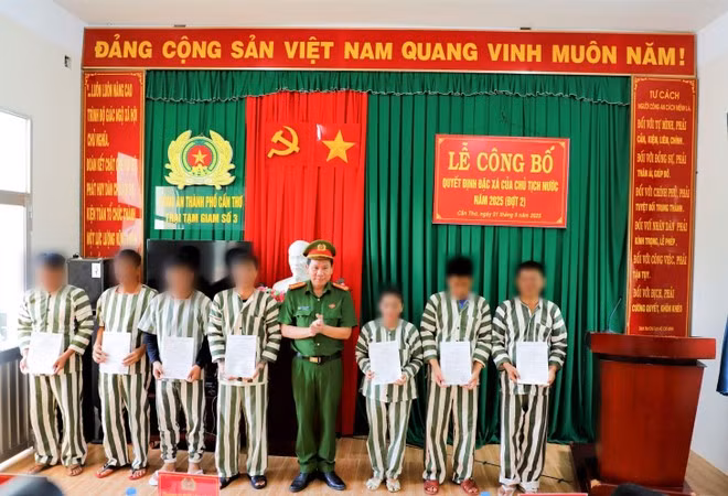 Công an thành phố Cần Thơ trao Quyết định đặc xá cho các phạm nhân đủ điều kiện. (Ảnh: TTXVN phát)