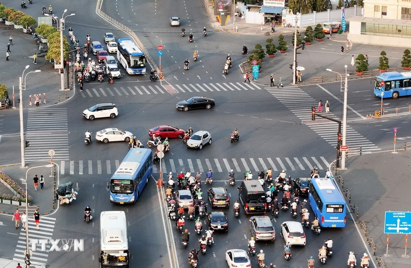 Các phương tiện giao thông trước chợ Bến Thành (Thành phố Hồ Chí Minh). (Ảnh: Hồng Đạt/TTXVN) phuong-tien-giao-thong.jpg